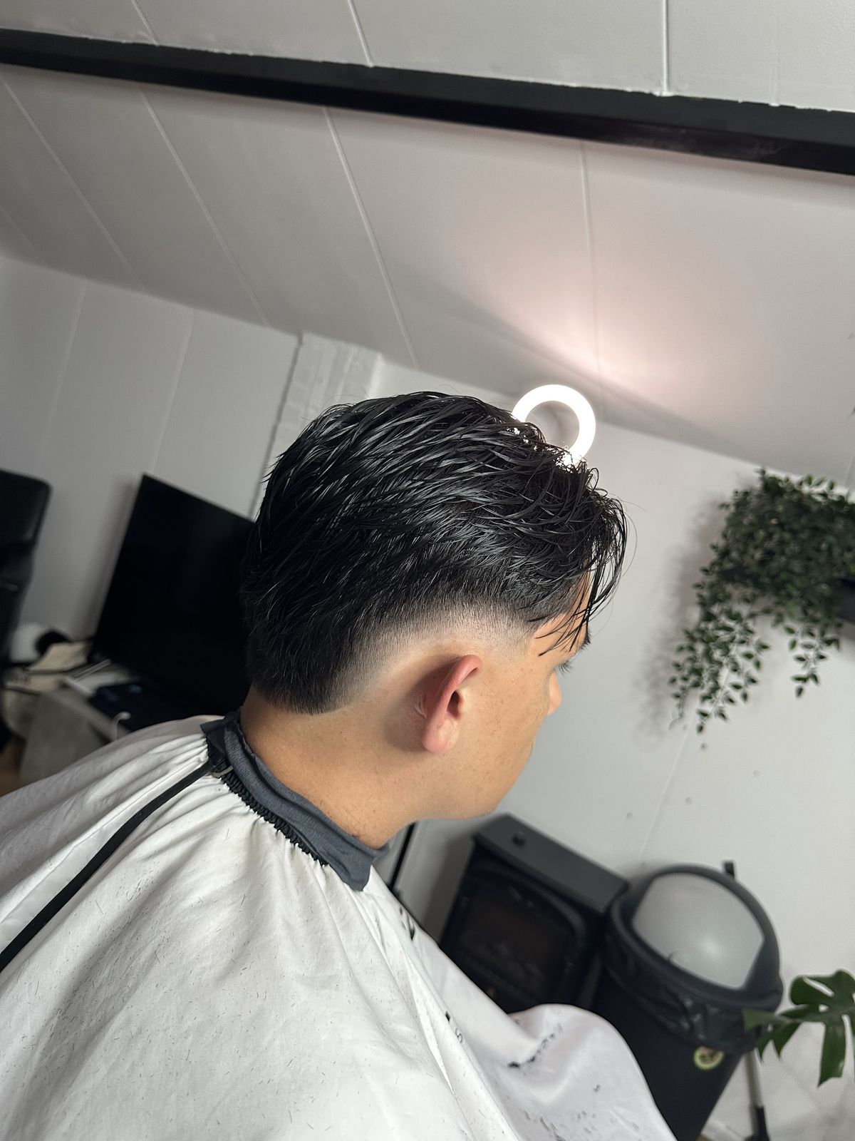 Fade aan de zijkant met langer haar naar achteren bovenop